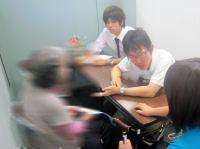 健康相談を受ける高齢者と医療従事者の対話の様子。