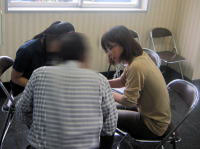 健康相談の場面で、数人が話し合いをしている様子。