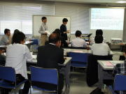 第44回医学教育セミナーで講義を受ける参加者たちが、教室で真剣に学んでいる様子。