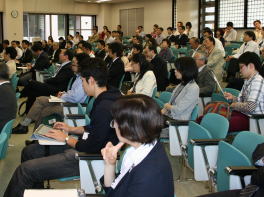 第44回医学教育セミナーに参加する多くの人々が集まる会場の様子。