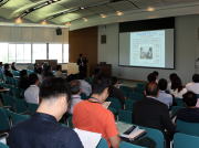 第44回医学教育セミナーで講演を行う講師と参加者が座っている様子。
