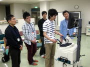 第44回医学教育セミナーで機器を操作する参加者たちが集まる様子。