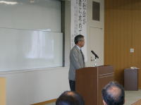 第44回医学教育セミナーで挨拶をする岐阜大学の鈴木康之センター長。