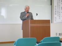 福島県立医科大学で行われた第44回医学教育セミナーの挨拶をする阿部正文氏。