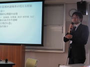第44回医学教育セミナーで講演を行う男性が、スクリーンの内容を説明している様子。