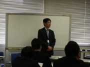 第44回医学教育セミナーで講演する講師と参加者の様子。