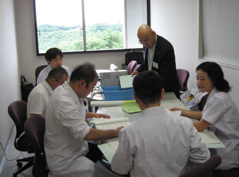 医療教育のためのグループディスカッションを行う福島県立医科大学の学生たち。