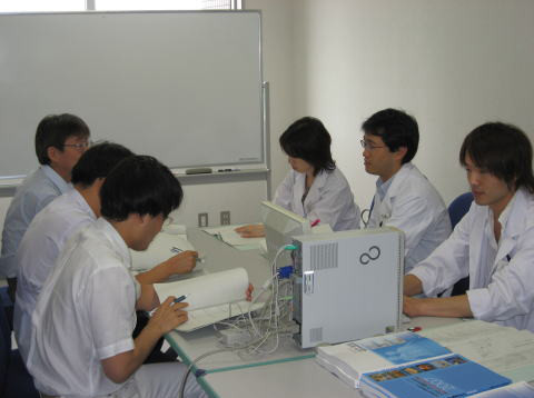医療スキル教育のためのグループディスカッションを行う学生たち。