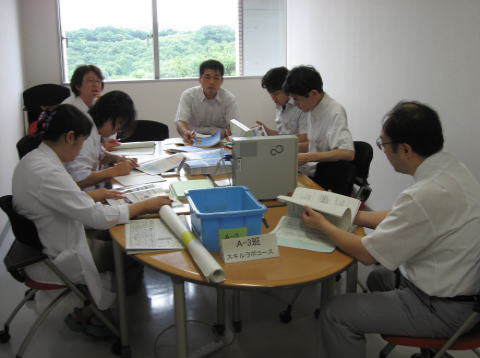医療教育に関する会議を行う福島県立医科大学のA-3班のメンバーたち。