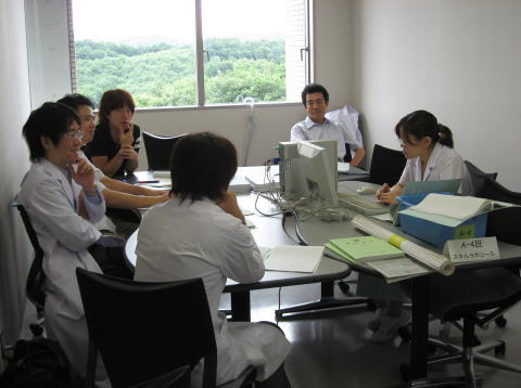 医療教育に関するディスカッションを行う学生たちが集まる会議室の様子。