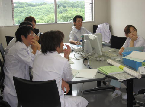 医療教育のためのディスカッションを行う学生たちが集まる教室の様子。