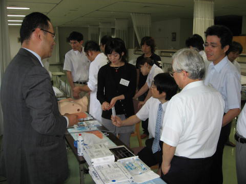 医療シミュレーターを使ったデモに参加する学生たちの様子。盛況な昼食・休憩時間。