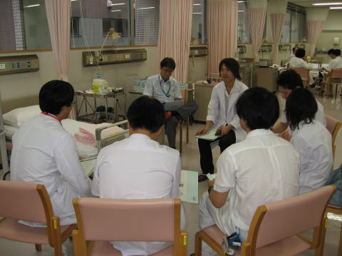 臨床実習中の医学生たちがグループでディスカッションを行っている様子。