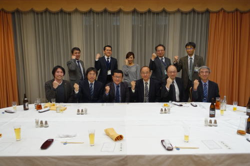 全員参加型のFD講習会後、濵田先生を囲んで情報交換を行う参加者たちの集合写真。