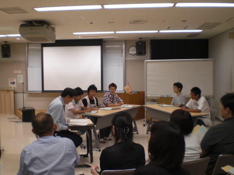 学生たちが模擬テュートリアルを行っている教室の様子。