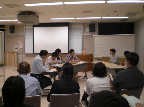 学生たちが模擬テュートリアルを行っている教室の様子。