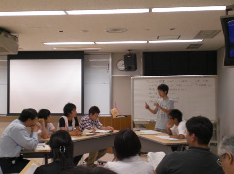 学生が模擬テュートリアルを行っている教室の様子。講師が説明し、受講生が真剣に聞いている。
