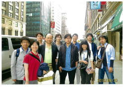 海外研修中の福島県立医科大学の学生たちが街中で記念撮影をしている様子。