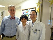 医療現場で笑顔を見せる3人の医師が並んでいる写真。
