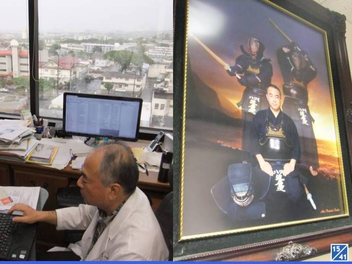 医師がデスクでパソコンを操作している様子と、壁に飾られた武士の肖像画が写っている。