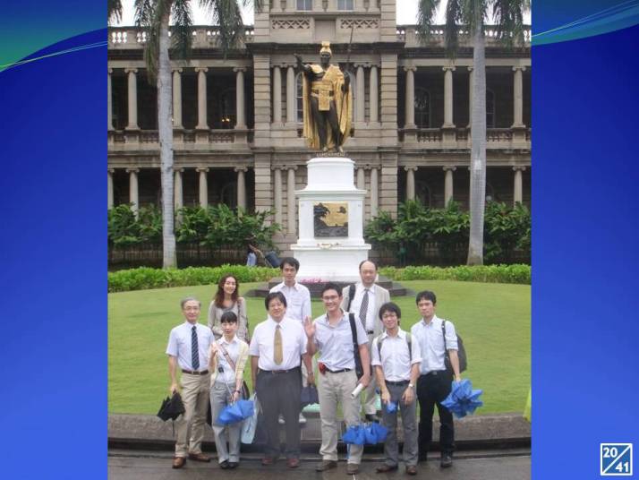 福島県立医科大学の病院見学コースに参加した学生たちが、像の前で集合している様子。