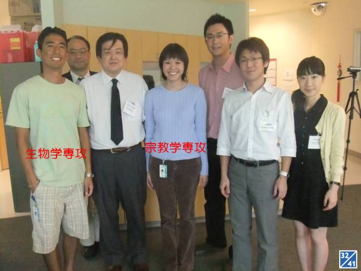 福島県立医科大学の病院見学コースに参加した学生たちの集合写真。各専門分野の学生が並んでいる。
