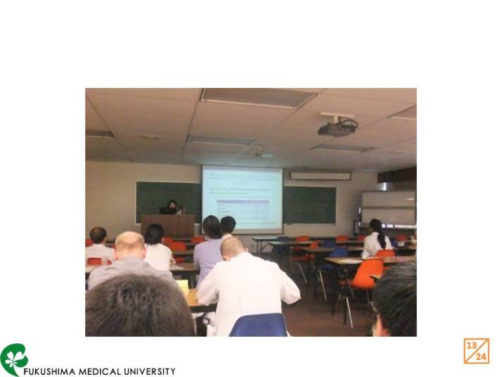 福島県立医科大学の教室で行われている講義の様子。学生たちが講師のプレゼンテーションを注視している。