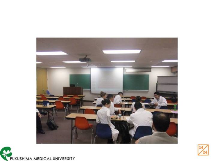 医療研修中の学生たちが集まる教室の様子。机や椅子が並び、ホワイトボードやプロジェクターが設置されている。