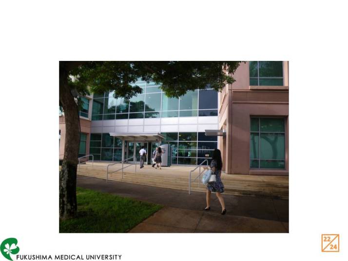 福島県立医科大学の建物前で、学生たちが入校する様子を捉えた画像。