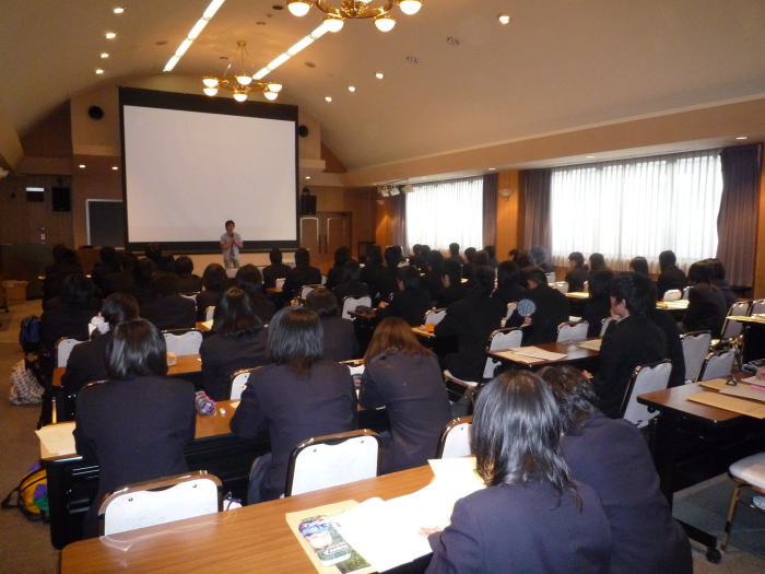 福島県立磐城高等学校の教室で行われている学校見学の様子。生徒たちが講演を聴いている。