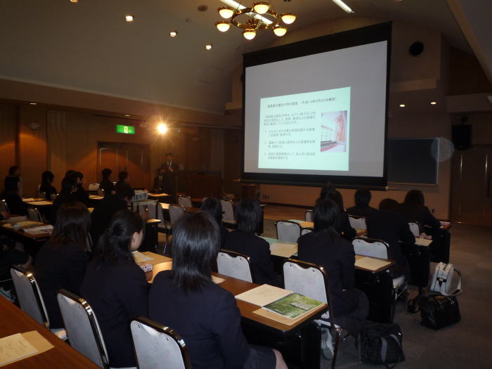 福島県立磐城高等学校での学校見学の様子。生徒たちが講義を受けている教室の風景。