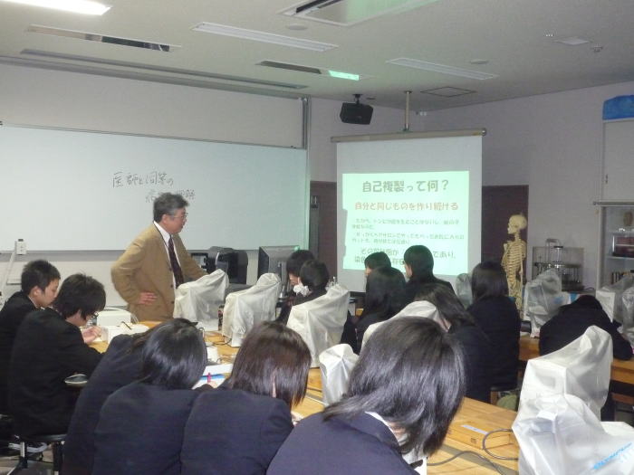 福島県立磐城高等学校の教室で、講義を受ける3年生の生徒たち。講師がスライドを使って説明している様子。