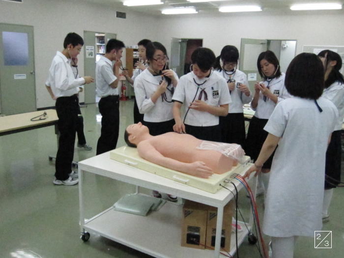 郡山第一中学校の3年生が医療実習で人形を使って学んでいる様子。