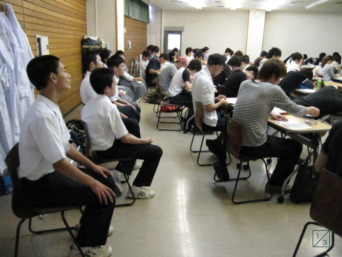 郡山第二中学校での学校見学中、座っている生徒たちの様子。