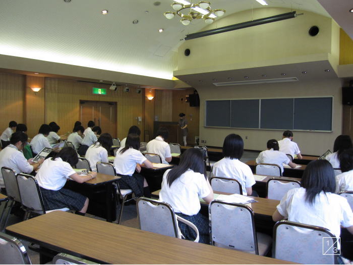 福島県磐城第一高等学校の教室で、1～3年生の生徒たちが授業を受けている様子。