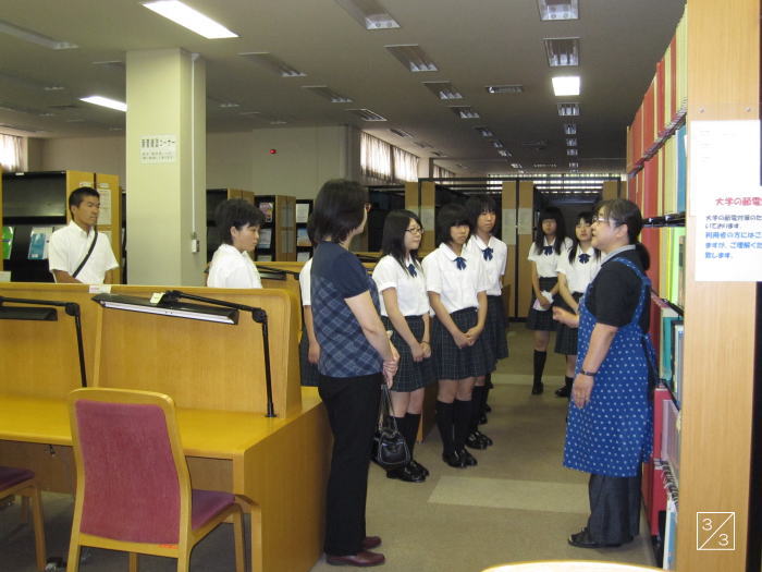 学校見学中の福島県磐城第一高等学校の生徒たちが図書館で説明を受けている様子。