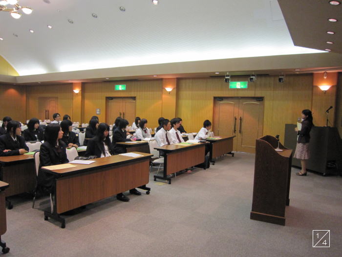 福島県立光南高等学校での学校見学の様子。生徒たちが講義を受けている教室の風景。