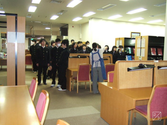 福島県立磐城高等学校の3年生が図書館で見学している様子。