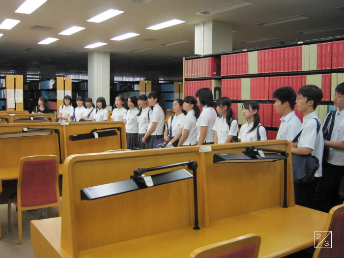 福島成蹊中学校の3年生が図書館で学校見学をしている様子。