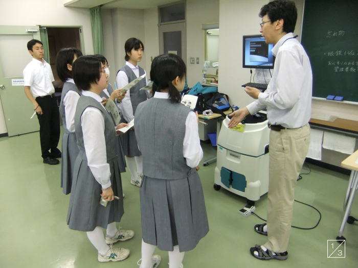 学校見学中の郡山第二中学校の3年生が、教室で教員から説明を受けている様子。