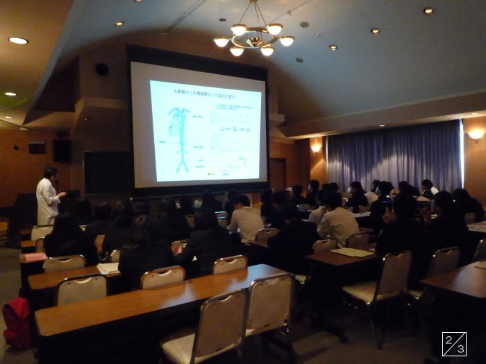 福島県立磐城高等学校での学校見学中、講義を受ける生徒たちとプレゼンテーションを行う教員の様子。