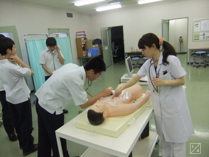 医療実習中の福島成蹊中学校の生徒たちが、シミュレーターを使って聴診器で診察を行っている様子。