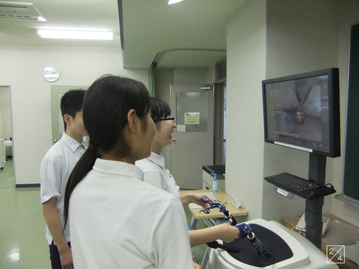 福島成蹊中学校の生徒たちが医療シミュレーションを体験している様子。