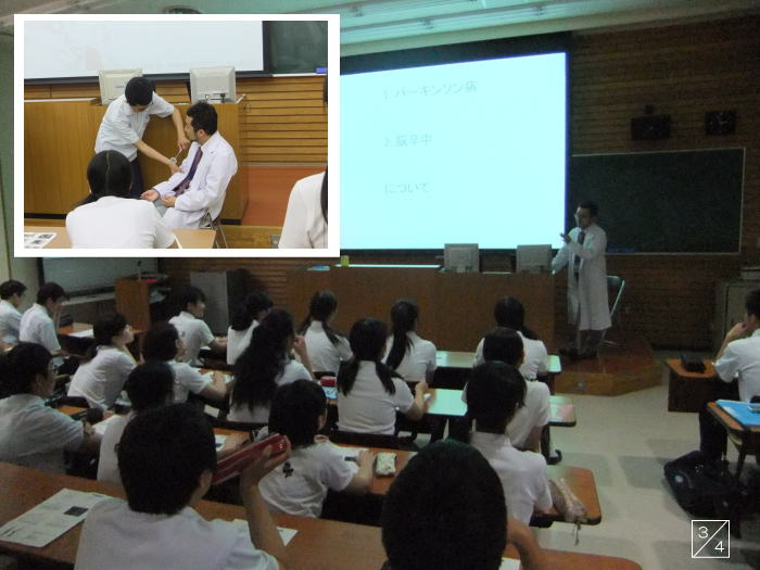 福島成蹊中学校の教室で、医療に関する講義を受ける生徒たちの様子。前方では講師が説明を行い、後方では生徒が実習を受けている。