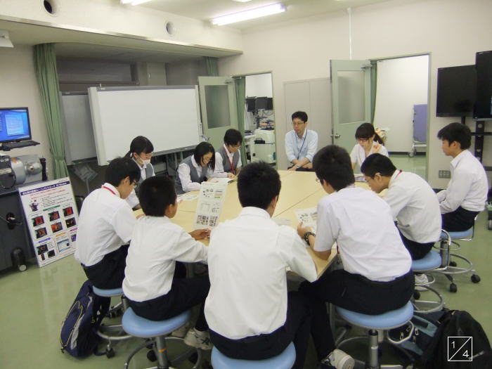 郡山第二中学校の教室で、3年生の生徒たちが円卓を囲んで話し合いをしている様子。