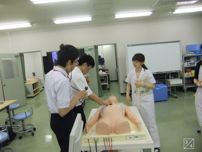医療実習中の学生たちが、シミュレーターを使って学んでいる様子。