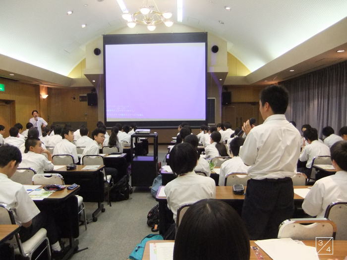 学校見学中の会津学鳳中学校の3年生が、講義を受ける教室の様子。