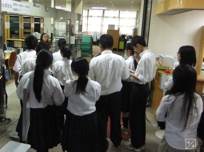 会津学鳳中学校の3年生が学校見学中、教室内で講師の話を聞いている様子。