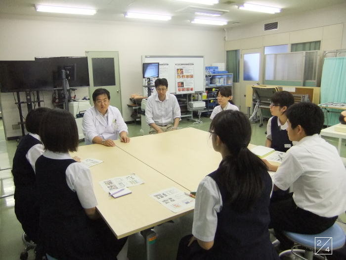 学校見学中の三春中学校の3年生が、医療に関する説明を受けている様子。