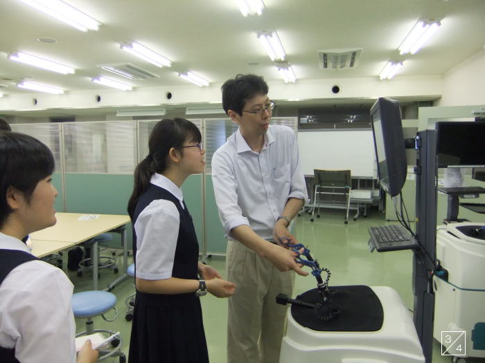 学校見学中の三春中学校の生徒たちが、医療機器の操作を学んでいる様子。
